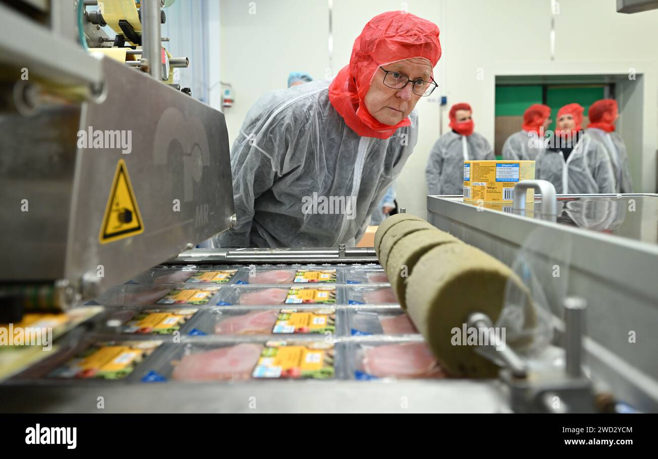 Schmalkalden, Germania. 18 gennaio 2024. Bodo Ramelow (Die Linke), ministro presidente della Turingia, visita gli impianti di produzione di Fleisch- und Wurstwaren GmbH Schmalkalden. Fondata nel 1990, l'azienda macella e taglia i suini e li trasforma in carne e salsiccia. Secondo le proprie cifre, la società ha 340 dipendenti e un fatturato di 38,5 milioni di euro. I prodotti e i propri negozi portano il marchio "Thüringer Landstolz". Credito: Martin Schutt/dpa/Alamy Live News Foto Stock