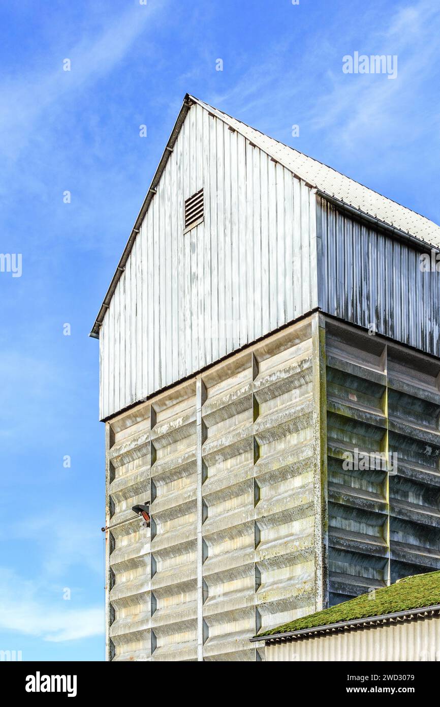 Silo granato in cemento prefuso anni '1960 e rivestimento in metallo - Francia centrale. Foto Stock