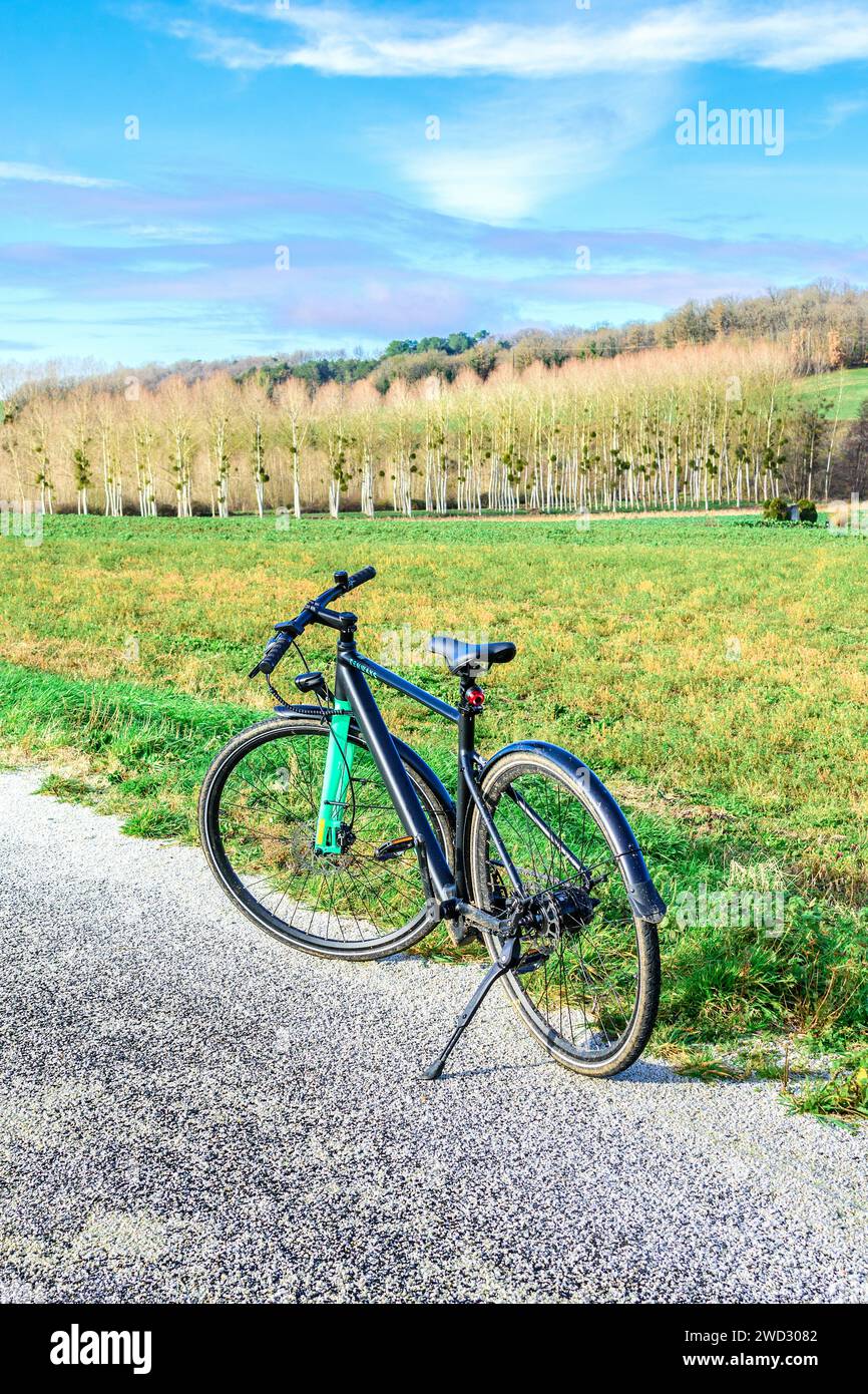 E-bike Tenways CGO600 sulla pista ciclabile - Francia centrale. Foto Stock