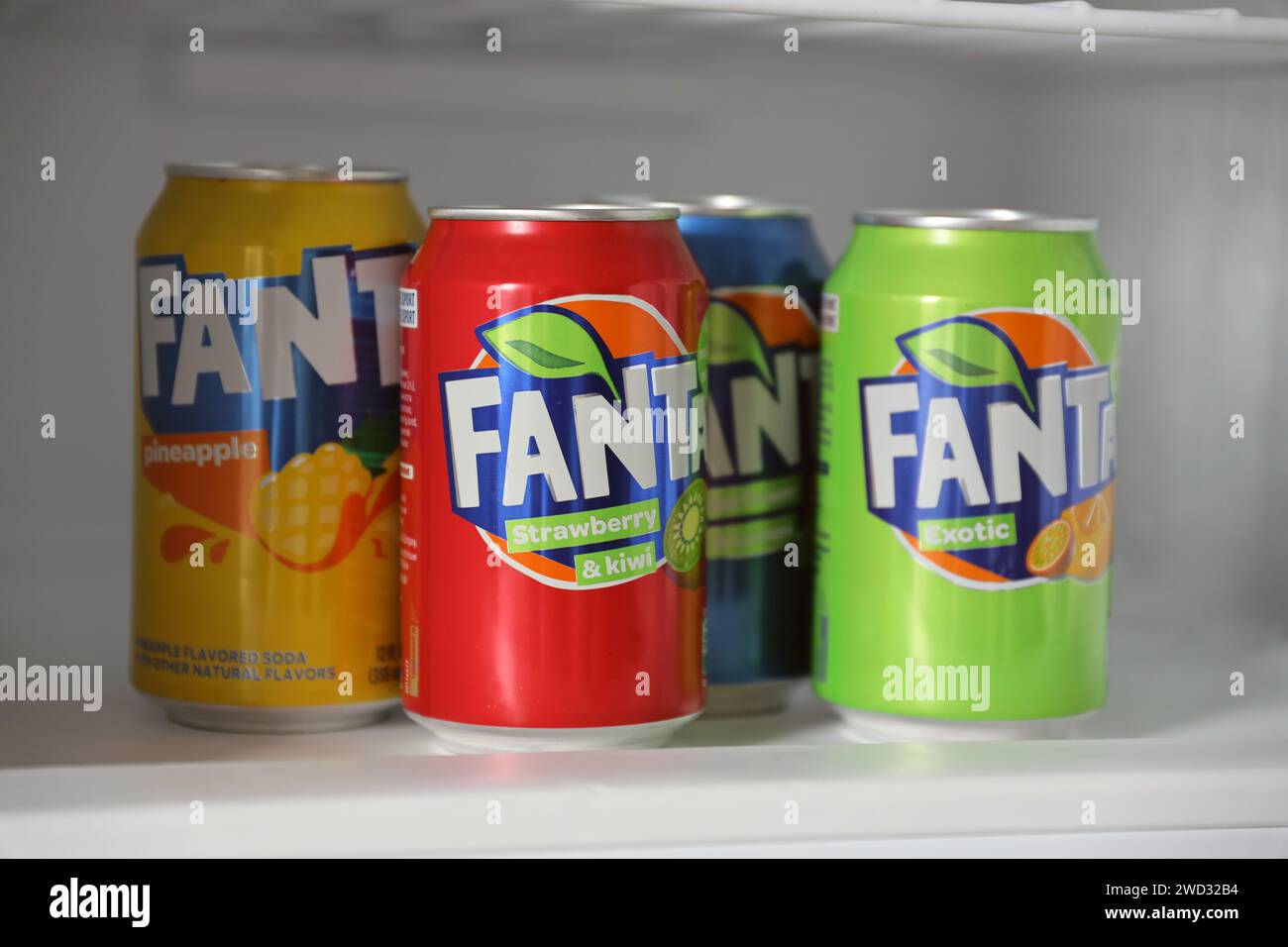 KIEV, UCRAINA - 4 MAGGIO 2023: Primo piano di lattine di latta di marca Fanta soft drink con vari sapori Foto Stock