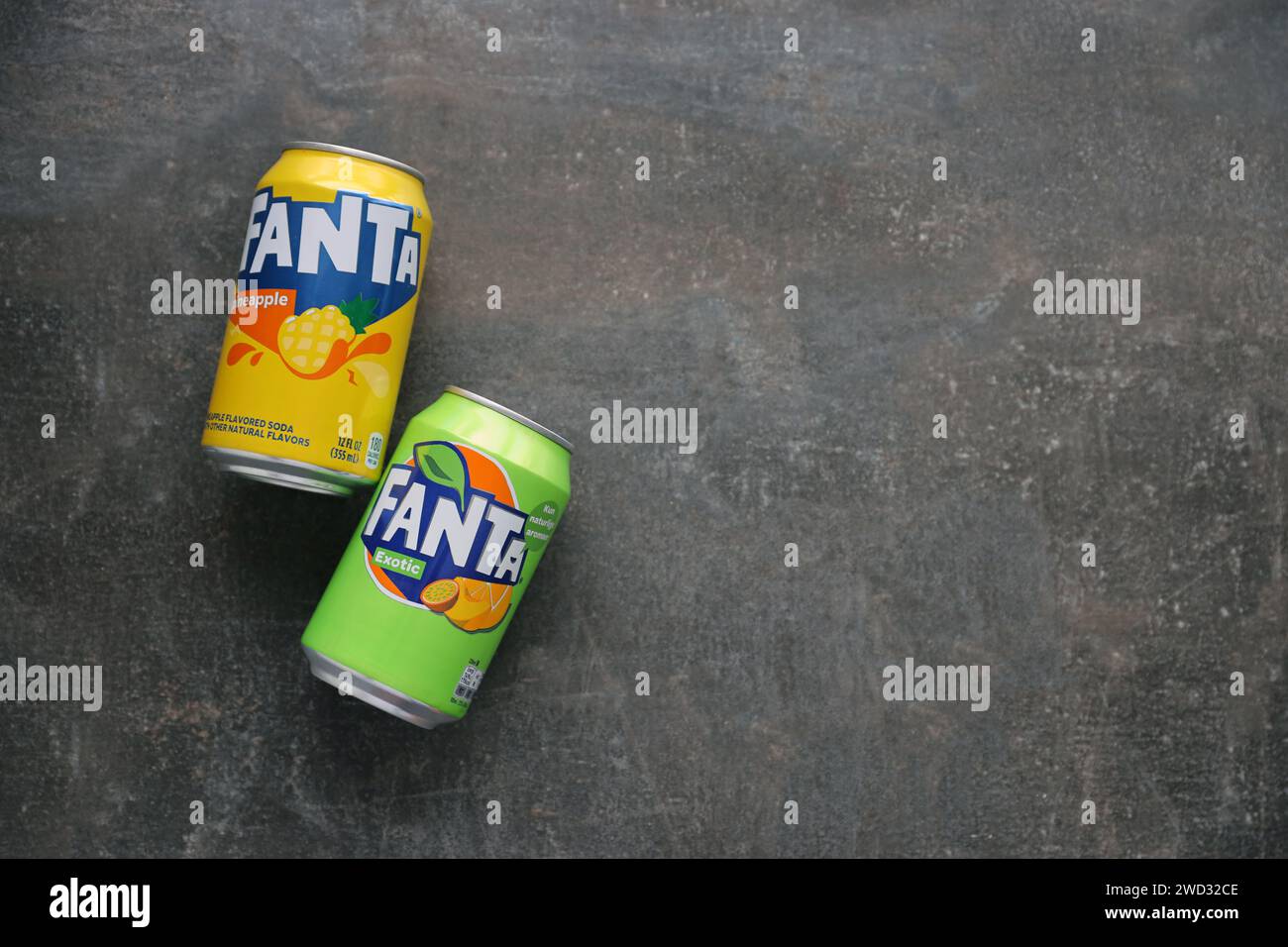 KIEV, UCRAINA - 4 MAGGIO 2023: Primo piano di lattine di latta di marca Fanta soft drink con vari sapori Foto Stock