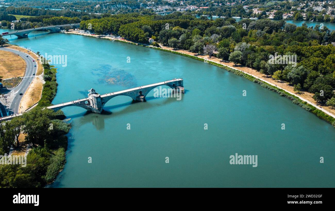 Ponte rotto Saint-Bénézet nella città di Avignone in Provenza. Famoso ponte di Avignone sul Rodano raffigurato in dipinti, poesie, francobolli. Foto Stock