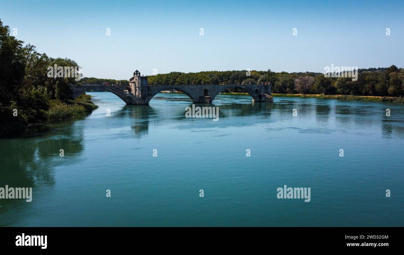 Ponte rotto Saint-Bénézet nella città di Avignone in Provenza. Famoso ponte di Avignone sul Rodano raffigurato in dipinti, poesie, francobolli. Foto Stock