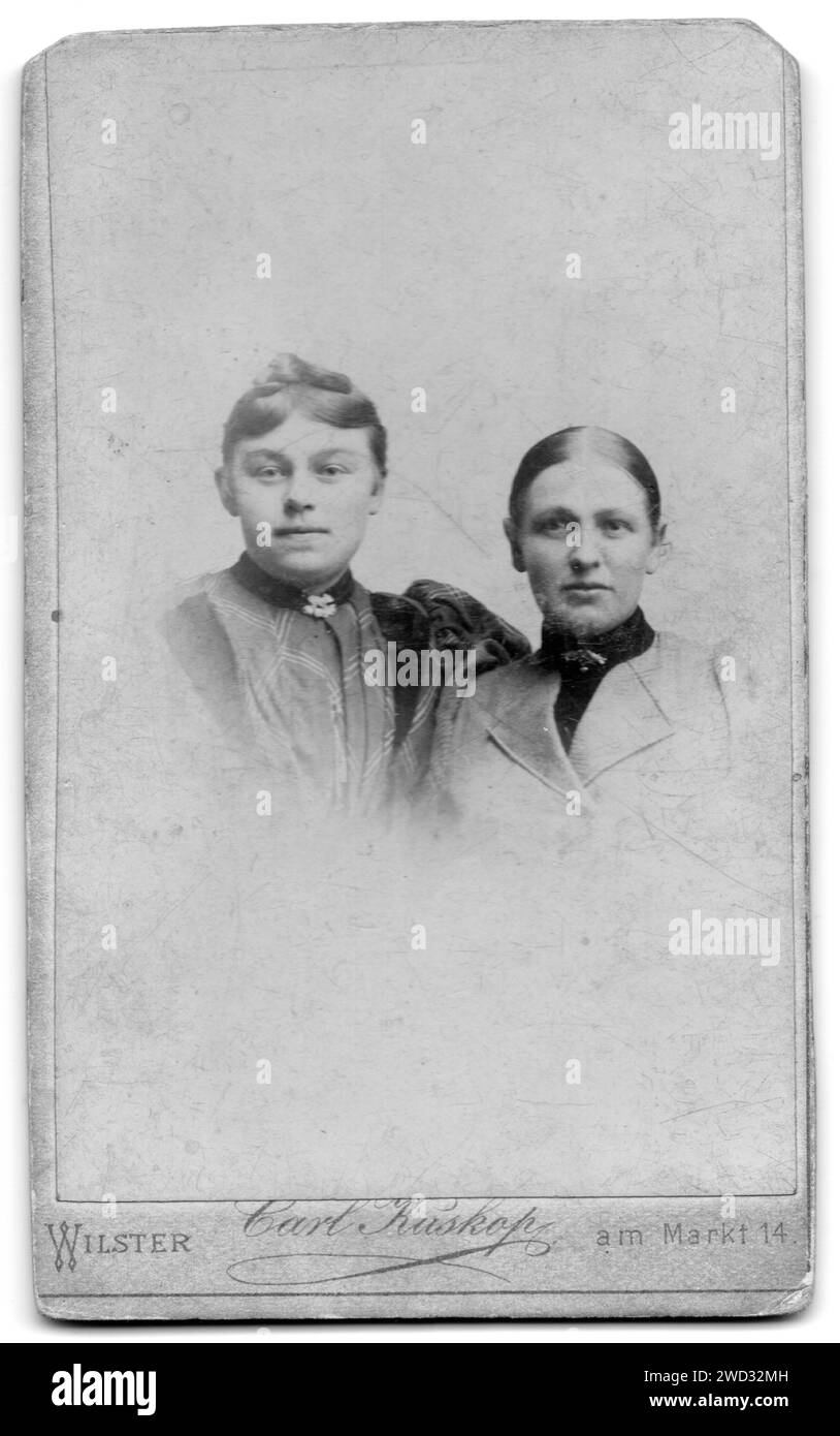 Ritratto in studio di due donne su sfondo bianco, studio fotografico Carl Kuskop, Wilster, Schleswig-Holstein, Germania. Data sconosciuta, circa Foto Stock
