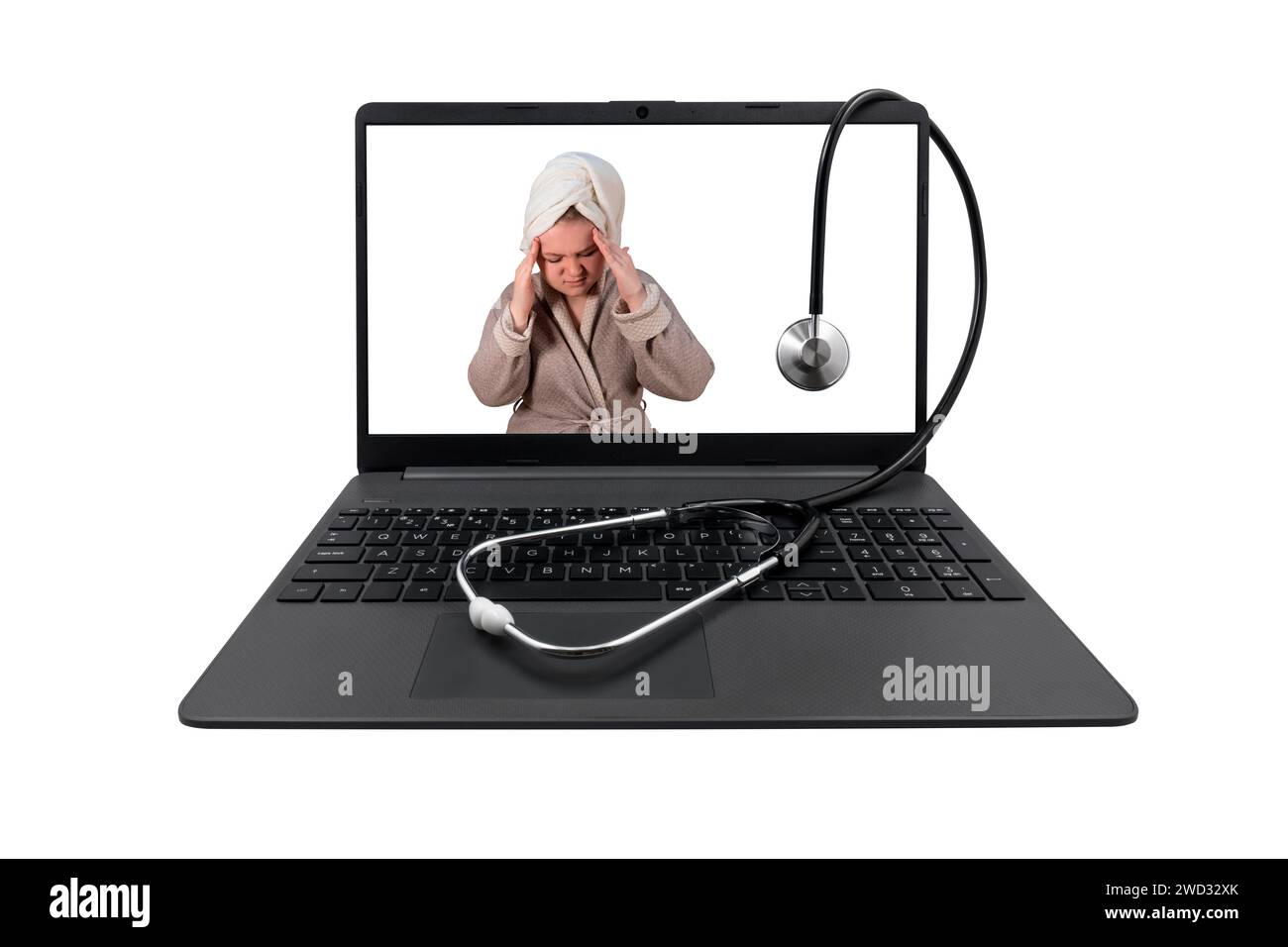 Laptop e stetoscopio medico isolati su sfondo bianco. Sullo schermo del notebook - una ragazza in accappatoio le ha fissato la testa tra le mani (mal di testa) Foto Stock