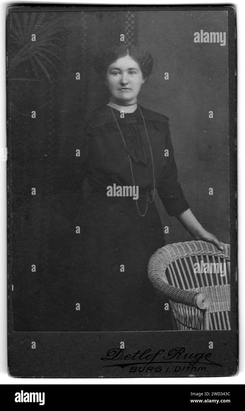 Ritratto in studio di una donna di circa quaranta anni, vestito scuro con perline intorno al collo, studio fotografico Detlef Ruge, Burg (Dithmarschen), Schleswig-Holstein, Foto Stock