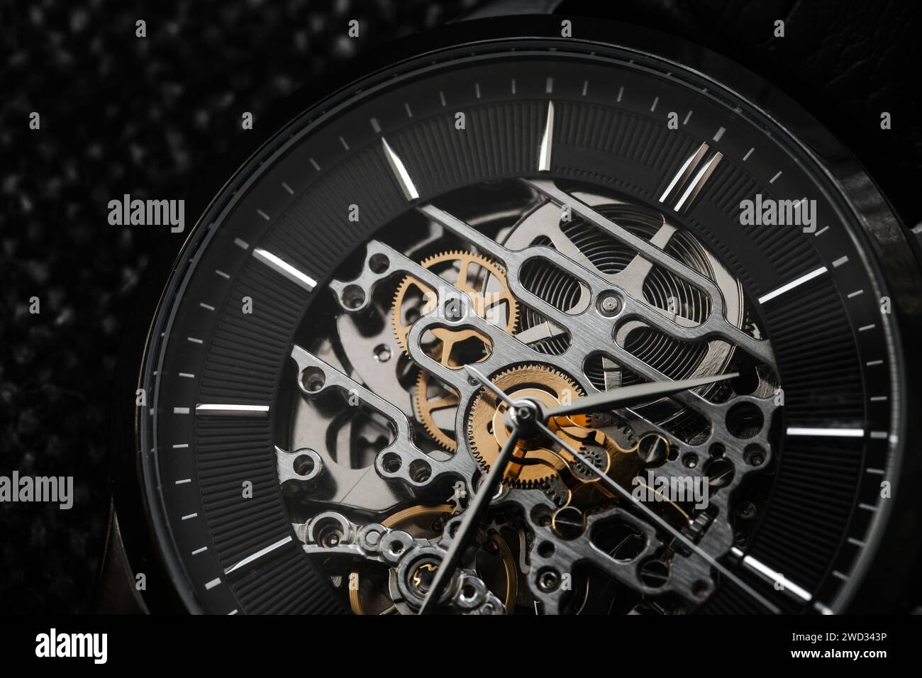 Foto macro dell'orologio meccanico scheletro. Quadrante nero con dettagli in metallo Foto Stock