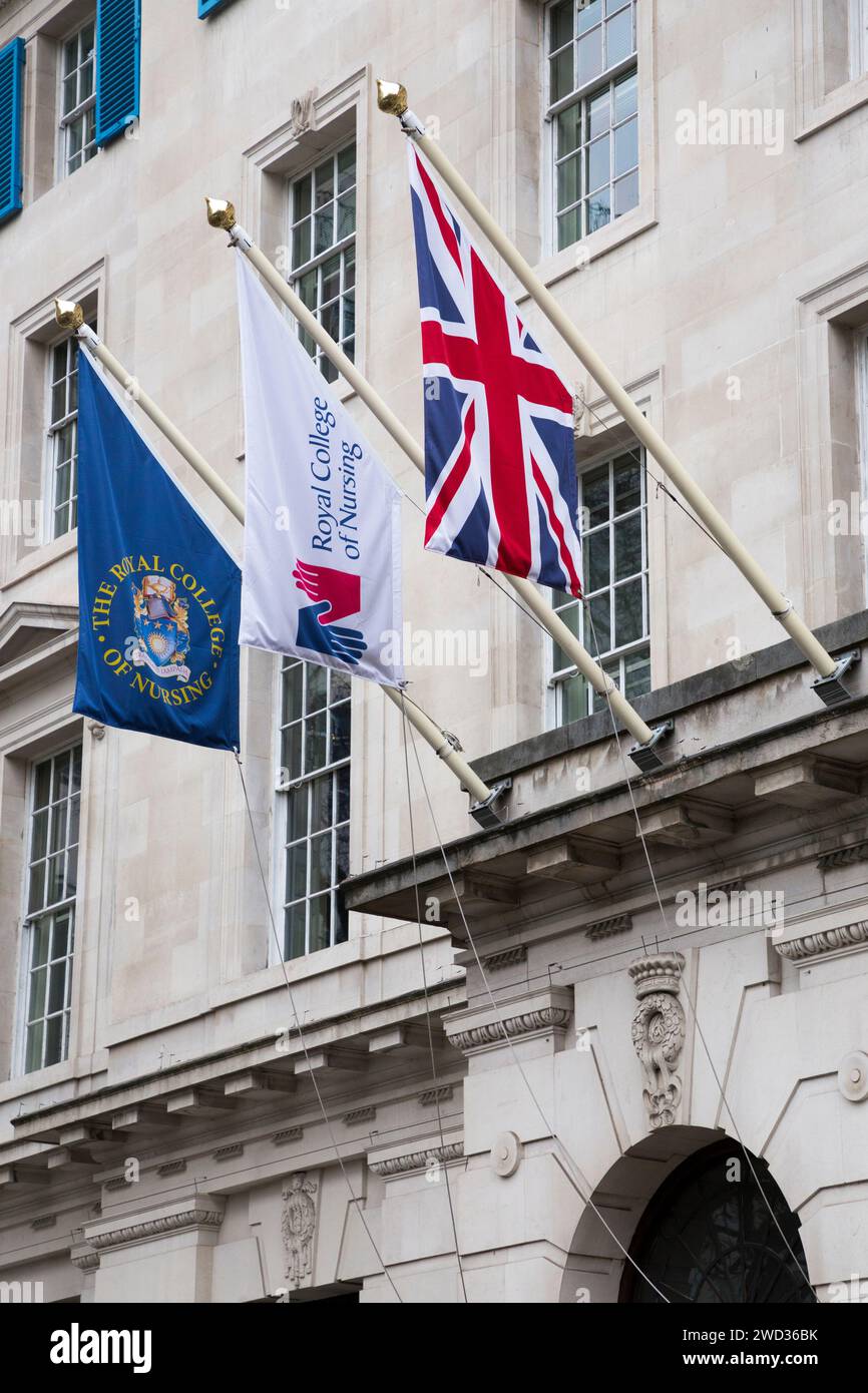 Bandiere sventolano / bandiera vola su uffici / sede centrale / sede centrale della RCN / Royal College of Nursing. Cavendish Square Londra Regno Unito (137) Foto Stock