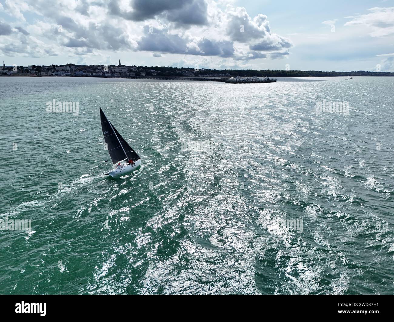 Barca a vela a Solent al largo dell'isola di Wight Foto Stock