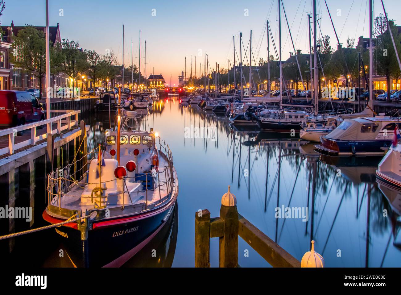 Vista sul Noorderhaven, porto settentrionale, a Harlingen, Olanda Foto Stock