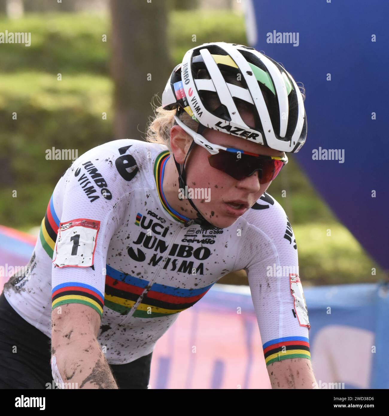 Campionessa mondiale di ciclismo cross femminile in carica Fem van Empel dai Paesi Bassi Foto Stock
