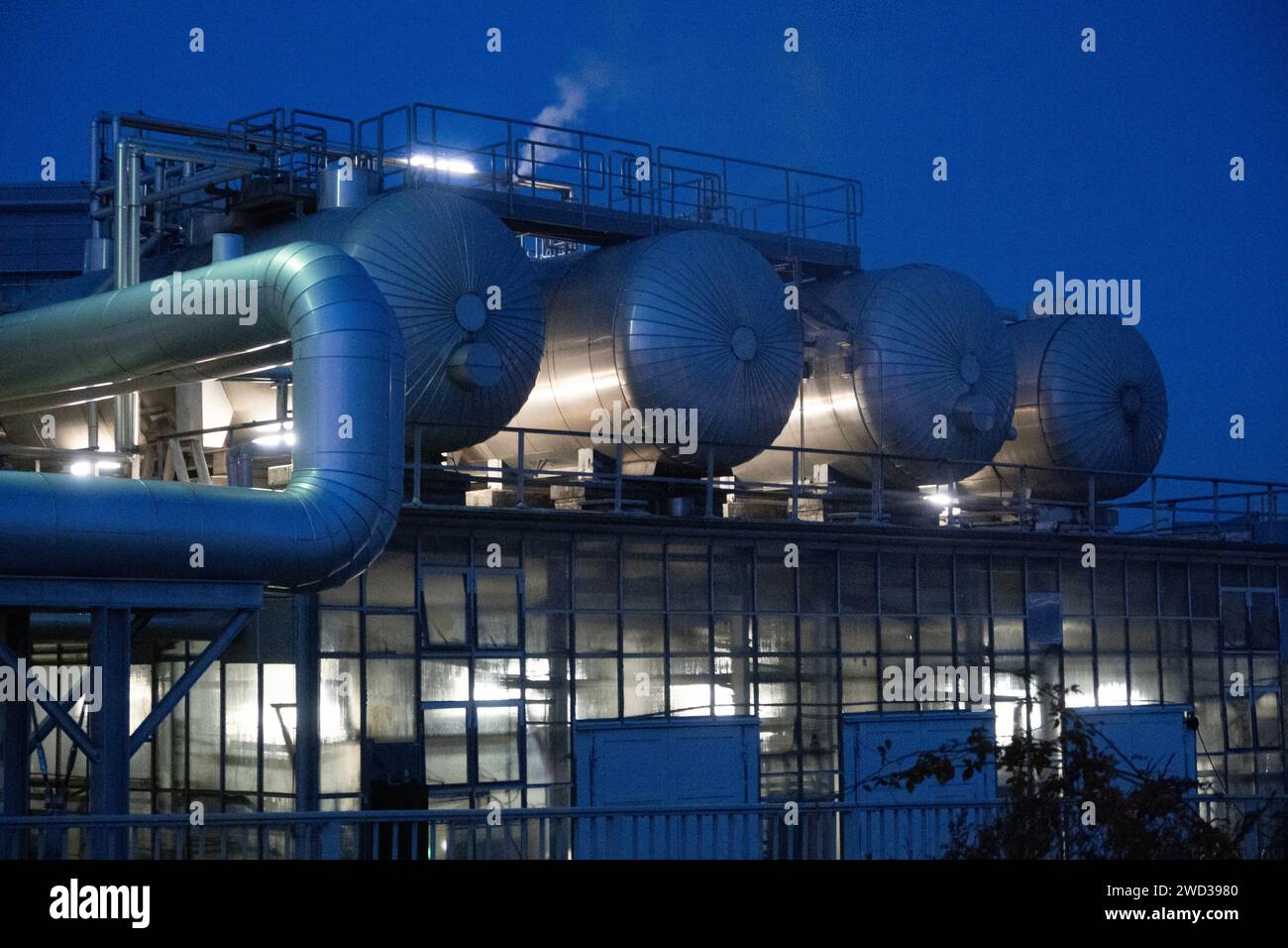 01.12.2023, Berlino, GER - Detailansicht des BTB Heizkraftwerk Adlershof bei Daemmerung. Abend, abends, Alltag, aussen, Aussenaufnahme, Behaelter, Berlino, Blaue Stunde, Daemmerung, dettaglio, Detailansicht, deutsch, Deutschland, Druckwaermespeicheranlage, energie, Energieerzeugung, Energiegewinnung, Engergieversorgung, Europa, europaeisch, Fernwaerme, Fernwaermeversorgung, Gebaeude, Heizkraftwerk, Heizkraftwerk Adlershof, industrie, Industriegebaeude, Jahreszeit, Kessel, Kraftwerk, QF, Querformat, Stadt, Versorger, Versorgung, Westeuropa, Winter, Wirtschaft 231201D081BERLIN.JPG *** 01 12 2023, Ber Foto Stock