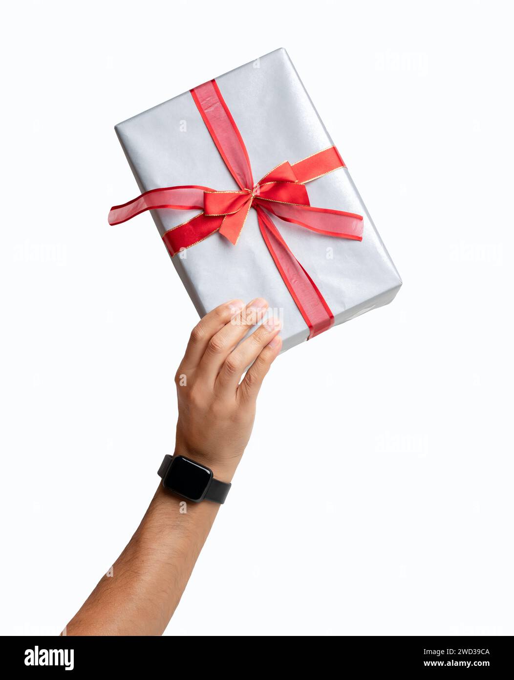 Primo piano dell'uomo che solleva il regalo di Natale con sfondo bianco Foto Stock