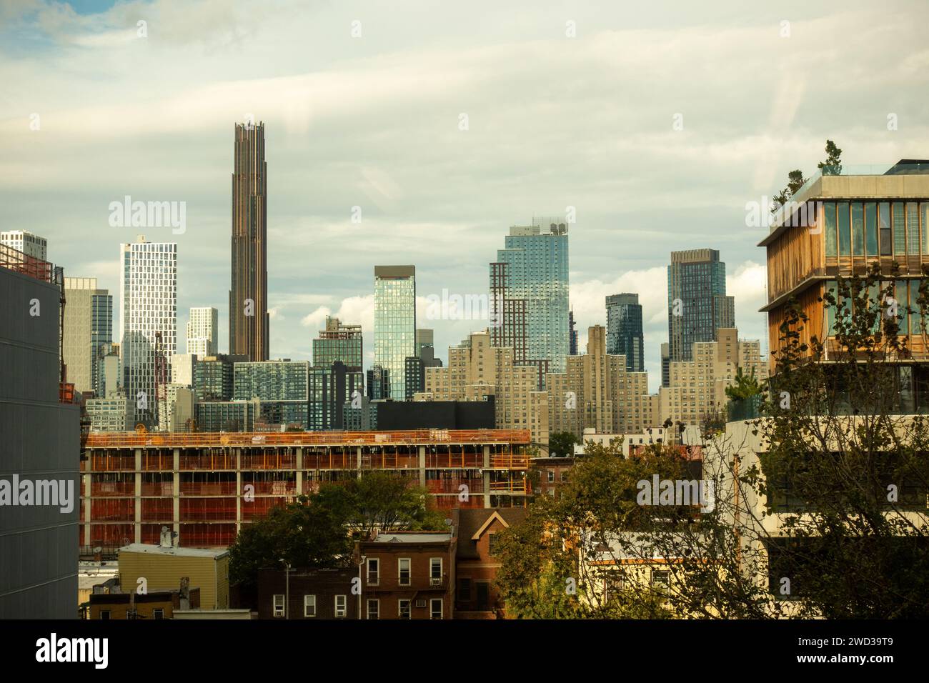 Skyline del centro città visto dal quartiere Gowanus di Brooklyn NYC Foto Stock