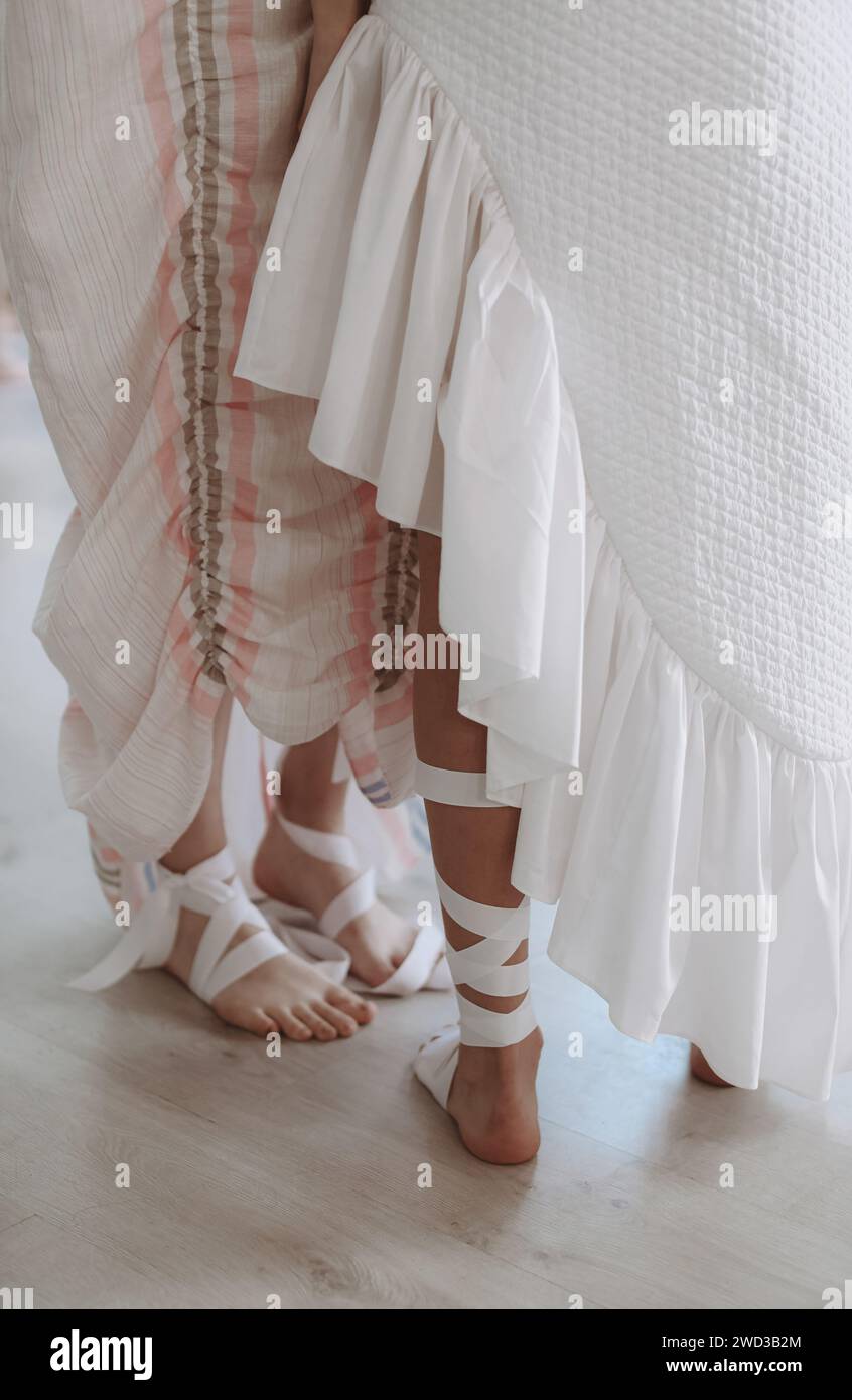 Dettagli alla moda di abiti bianchi firmati nel backstage. Foto di moda Foto Stock