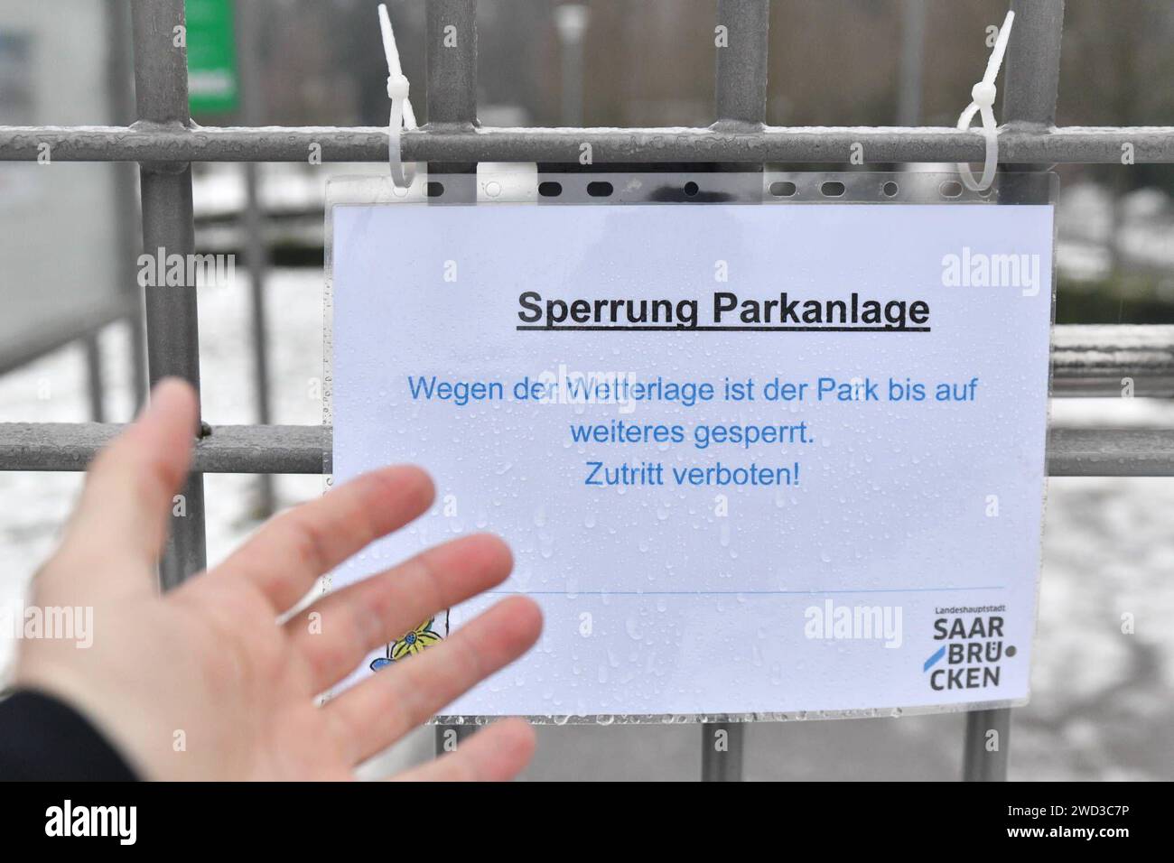 Eine Anwohnerin aus dem EhRental steht vor dem verschlossenen Deutsch-Französischen-Garten am Mittwoch 17.1,2024. Wegen Hat Die Stadt halle Parks geschlossen. *** Un residente di Ehrental si trova di fronte al Deutsch Französischer Garten chiuso mercoledì 17 1 2024 perché la città di Halle ha chiuso i parchi Foto Stock