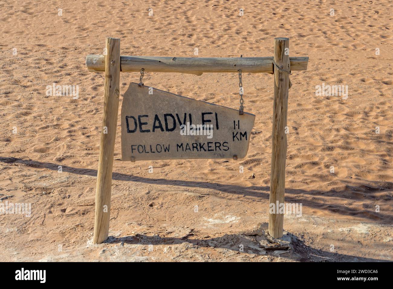 Segnale stradale per Deadlvei, girato in tarda primavera nel deserto del Naukluft vicino a Sossusvlei, Namibia, Africa Foto Stock
