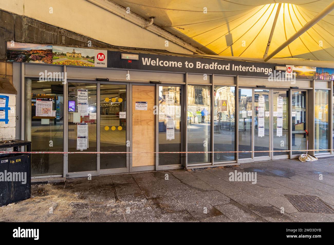 Bradford, Regno Unito, 18 gennaio 2024, la stazione degli autobus di Bradford Interchange rimane chiusa a seguito di segnalazioni di danni il 04.01.2024. L'ingresso principale dei passeggeri allo svincolo di Bradford con la segnaletica di chiusura sulle porte. Credito: Neil Terry/ Neil Terry Photography Foto Stock