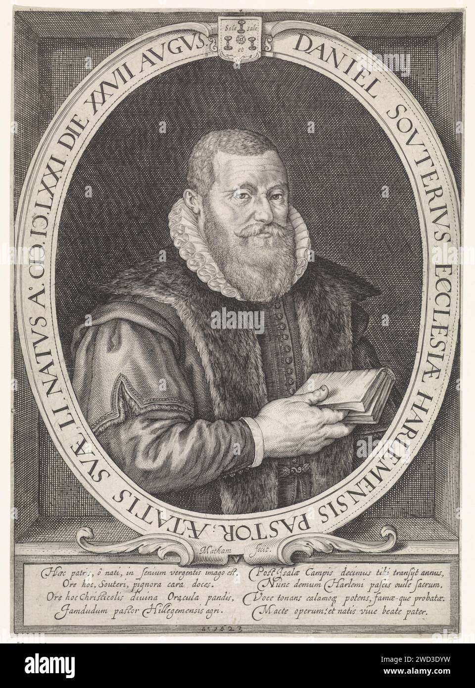 Ritratto di Daniel Souterius, Jacob Matham, stampa del 1623 Ritratto dello scrittore e pastore Daniel Souterius. Destra, con baffi e barba, in piedi, colletto a pieghe e abito con foderato in pelliccia. Ha un libro nella mano destra. In cima al bordo ovale incorniciano il suo stemma con la dicitura: Suola et sale. Carta di Haarlem che incide persone storiche Foto Stock