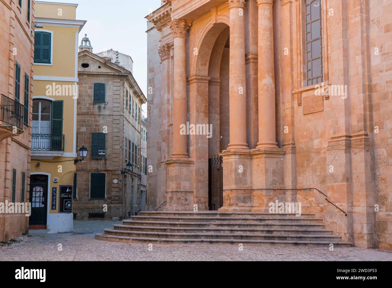 Ciutadella, Minorca, Isole Baleari, Spagna. Vista su Plaza de la Catedral fino alla grande porta sud-ovest della cattedrale. Foto Stock