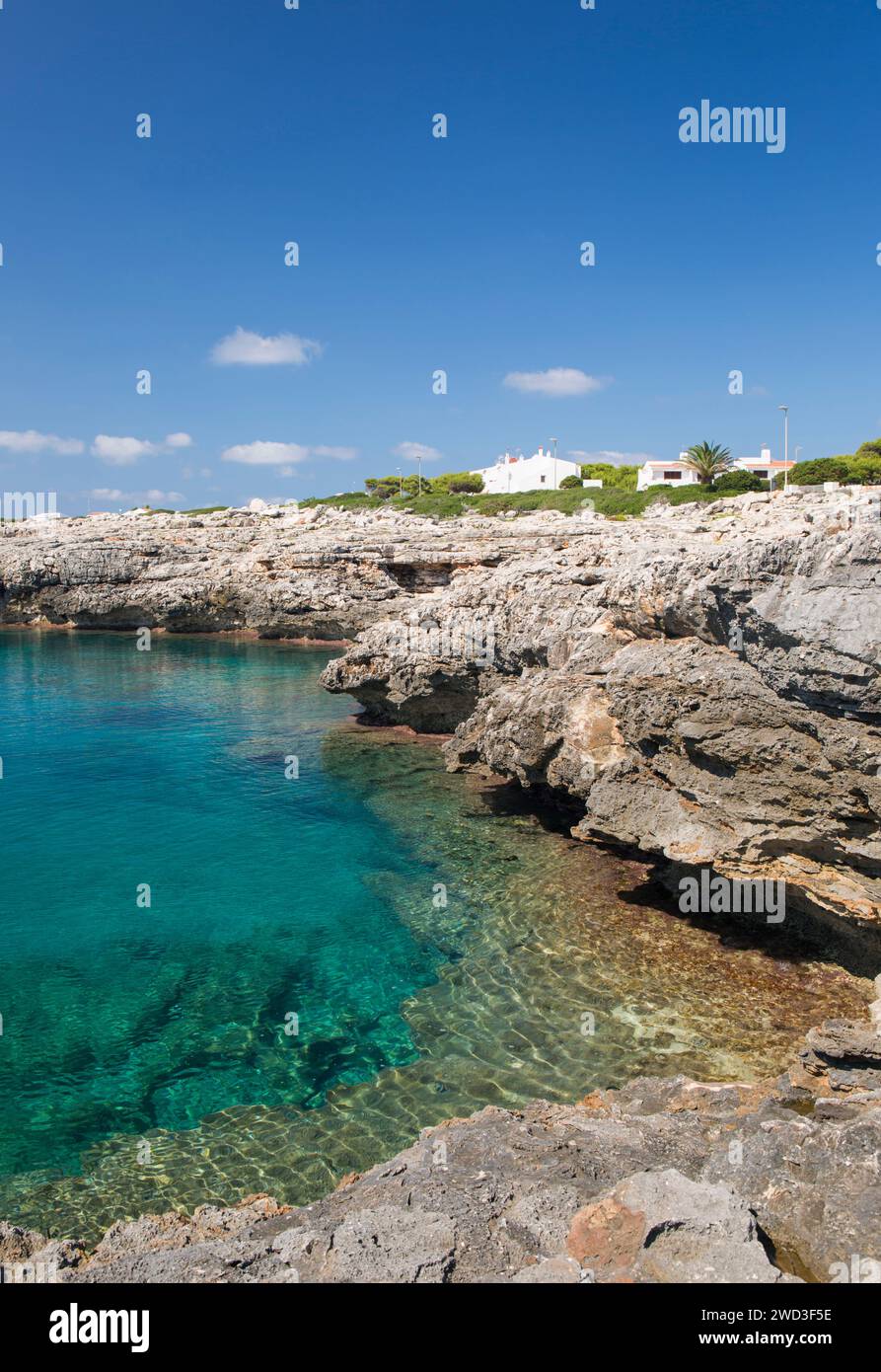 Cala en Bosc, Minorca, Isole Baleari, Spagna. Vista sulla tranquilla baia di Cap d'Artrutx. Foto Stock
