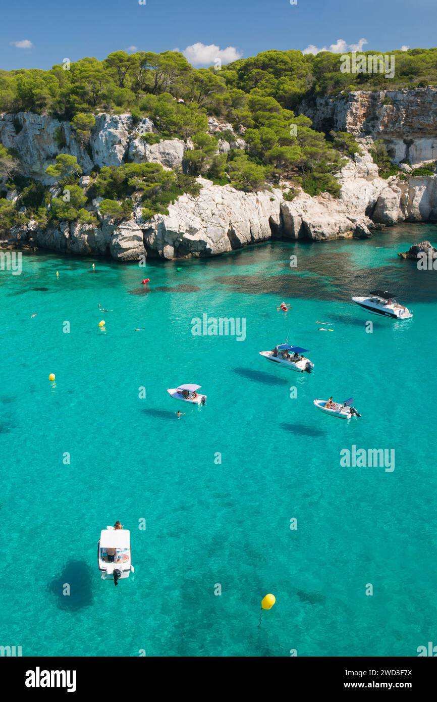 Cala Galdana, Minorca, Isole Baleari, Spagna. Vista sulle acque turchesi di Cala Macarella fino alle scogliere calcaree ricoperte di pini. Foto Stock