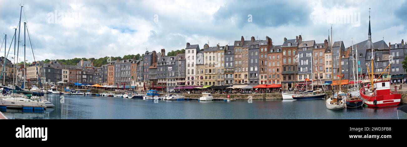 Honfleur, bacino del porto con case a graticcio e barche da pesca, panorama Foto Stock