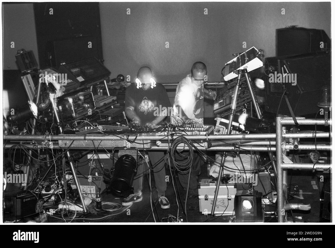 ORBITAL, TOUR CLASSICO, 1993: Le leggende della musica dance Orbital sul loro ponteggio centrale con occhiali leggeri durante il Megadog Tour alla Cardiff University a Cardiff, Galles, Regno Unito, il 4 ottobre 1993. Foto: Rob Watkins. INFO: Orbital, un pionieristico duo di musica elettronica inglese formato nel 1989, ha giocato un ruolo cruciale nello sviluppo dei generi ambient e techno. I fratelli Paul e Phil Hartnoll hanno creato brani innovativi, atmosferici e ballabili che hanno lasciato un impatto duraturo sulla musica elettronica. Foto Stock