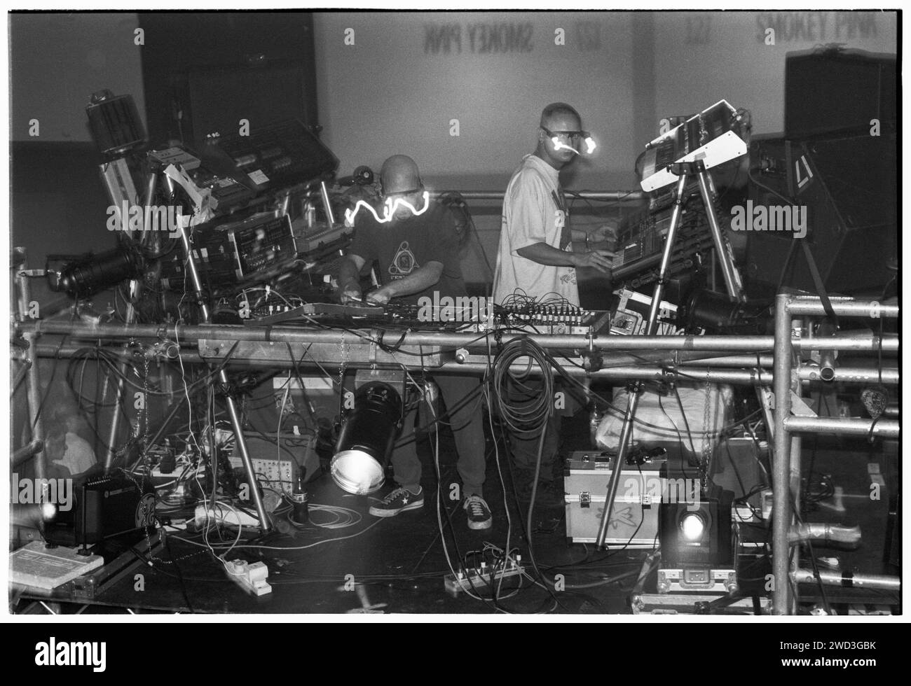 ORBITAL, TOUR CLASSICO, 1993: Le leggende della musica dance Orbital sul loro ponteggio centrale con occhiali leggeri durante il Megadog Tour alla Cardiff University a Cardiff, Galles, Regno Unito, il 4 ottobre 1993. Foto: Rob Watkins. INFO: Orbital, un pionieristico duo di musica elettronica inglese formato nel 1989, ha giocato un ruolo cruciale nello sviluppo dei generi ambient e techno. I fratelli Paul e Phil Hartnoll hanno creato brani innovativi, atmosferici e ballabili che hanno lasciato un impatto duraturo sulla musica elettronica. Foto Stock