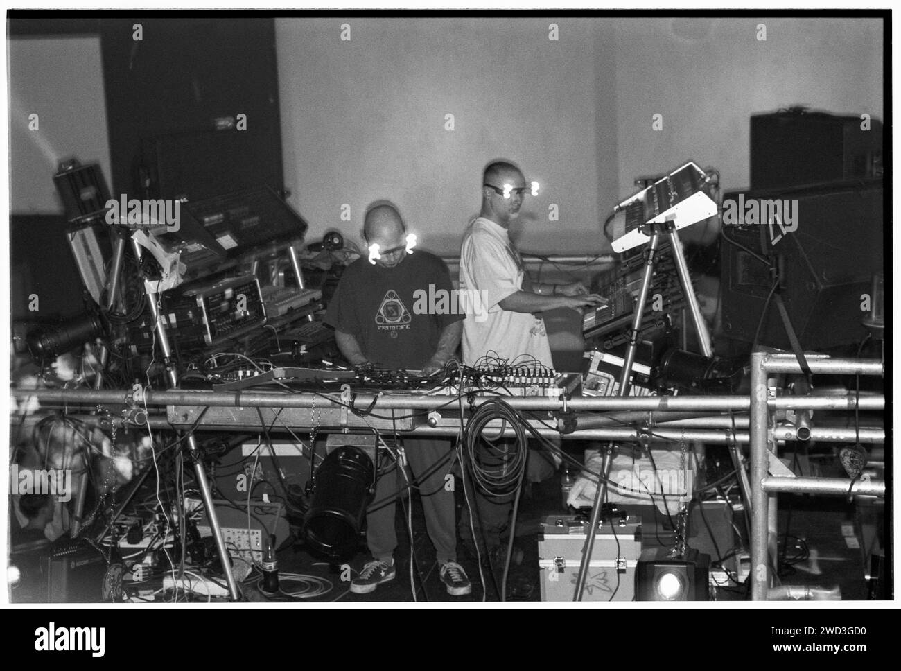 ORBITAL, TOUR CLASSICO, 1993: Le leggende della musica dance Orbital sul loro ponteggio centrale con occhiali leggeri durante il Megadog Tour alla Cardiff University a Cardiff, Galles, Regno Unito, il 4 ottobre 1993. Foto: Rob Watkins. INFO: Orbital, un pionieristico duo di musica elettronica inglese formato nel 1989, ha giocato un ruolo cruciale nello sviluppo dei generi ambient e techno. I fratelli Paul e Phil Hartnoll hanno creato brani innovativi, atmosferici e ballabili che hanno lasciato un impatto duraturo sulla musica elettronica. Foto Stock