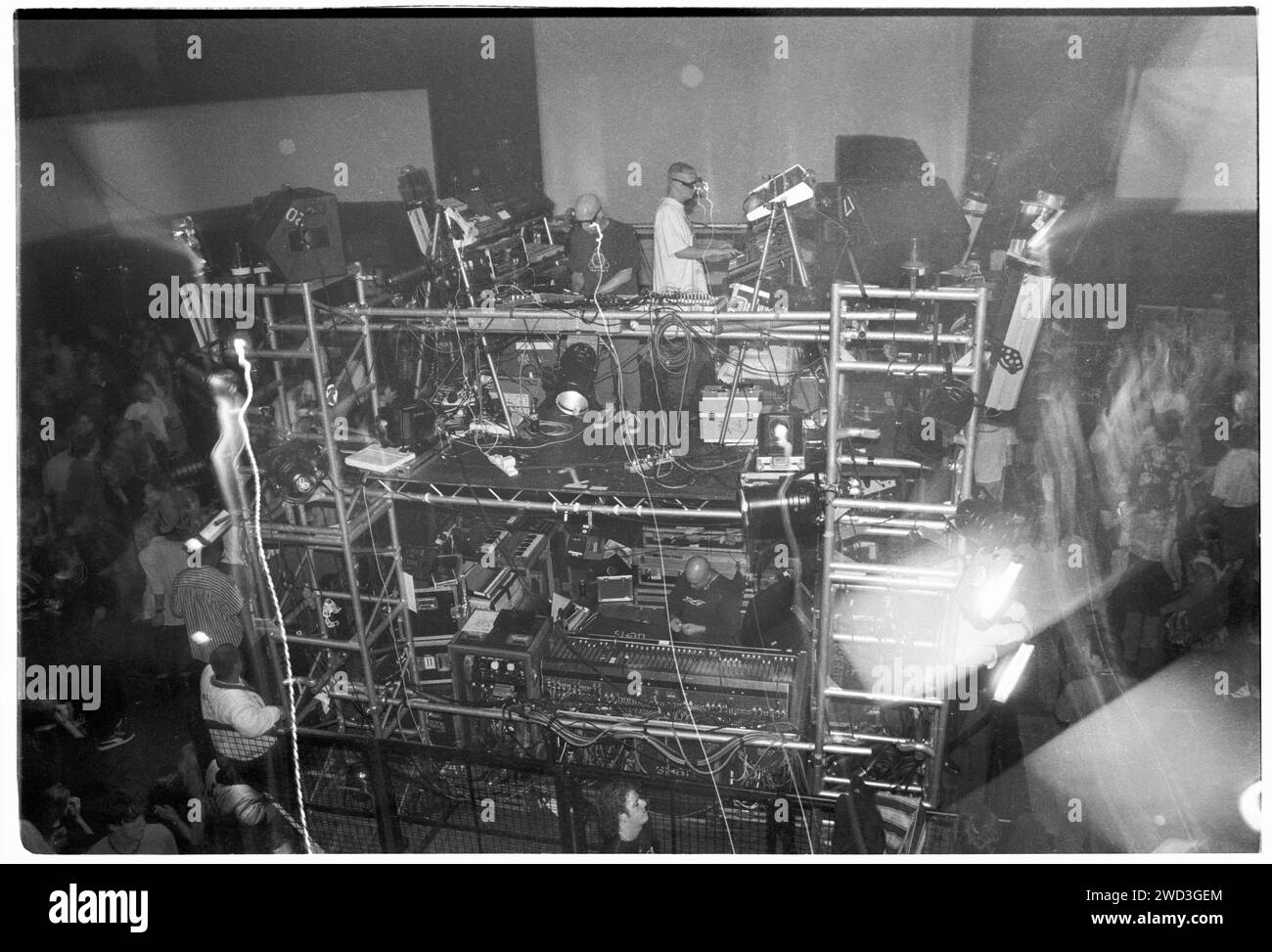 ORBITAL, TOUR CLASSICO, 1993: Le leggende della musica dance Orbital sul loro ponteggio centrale con occhiali leggeri durante il Megadog Tour alla Cardiff University a Cardiff, Galles, Regno Unito, il 4 ottobre 1993. Foto: Rob Watkins. INFO: Orbital, un pionieristico duo di musica elettronica inglese formato nel 1989, ha giocato un ruolo cruciale nello sviluppo dei generi ambient e techno. I fratelli Paul e Phil Hartnoll hanno creato brani innovativi, atmosferici e ballabili che hanno lasciato un impatto duraturo sulla musica elettronica. Foto Stock