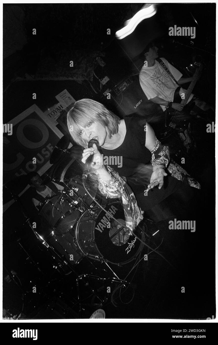 TOYAH, CONCERTO, 1993: L'icona punk Toyah Wilcox suona dal vivo al TJ's di Newport, Galles, Regno Unito il 9 novembre 1993. Foto: Rob Watkins. Toyah Willcox, conosciuto mononimamente come Toyah, è una cantante, attrice e presentatrice britannica. Salendo alla ribalta alla fine degli anni '70 e '80, la sua vibrante presenza sul palco e la sua variegata carriera abbracciano musica pop, film e teatro, affermandosi come un'intrattenitrice poliedrica e iconica. È apparsa in Strictly come Dancing nel 2024. Foto Stock