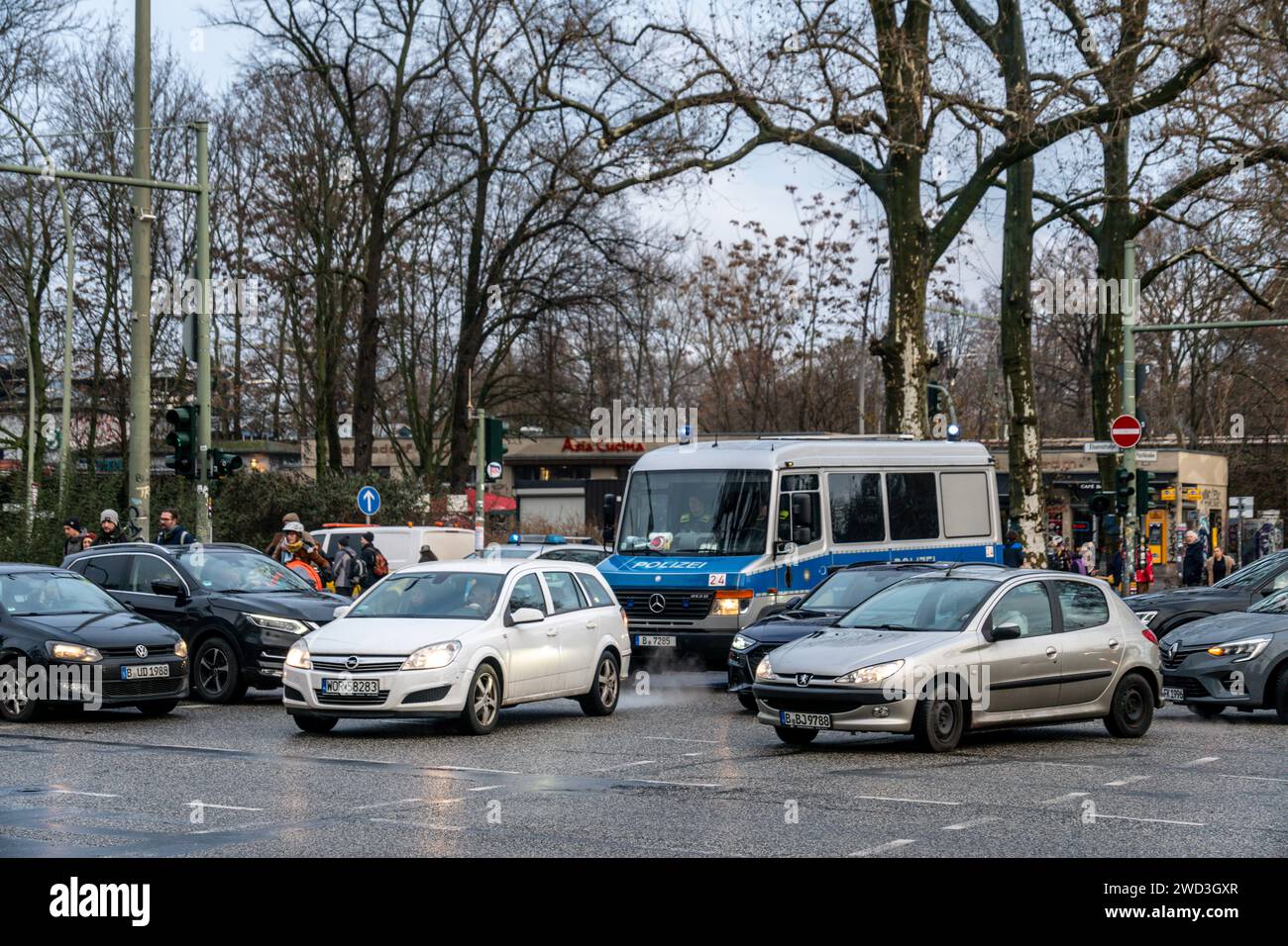 Teilnehmer der Fahrraddemo Changing Cities sind an der Elsenbrücke angekommen.Demo, Elsenbrücke, ab 14,00 Demo der letzten Generation, Klimaaktvisten Foto Stock