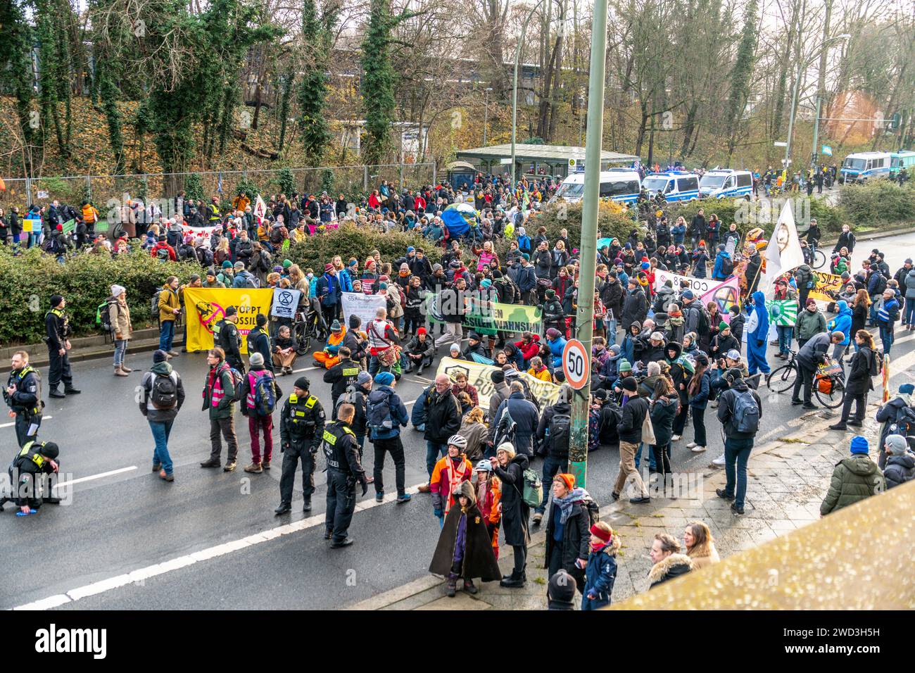 Demo, Elsenbrücke, Letzte Generation, Klimaaktvisten sperren den Verkehr zur Elsenbrücke, blocco a Berlino-Treptow, Der protesta startet unter dem T. Foto Stock