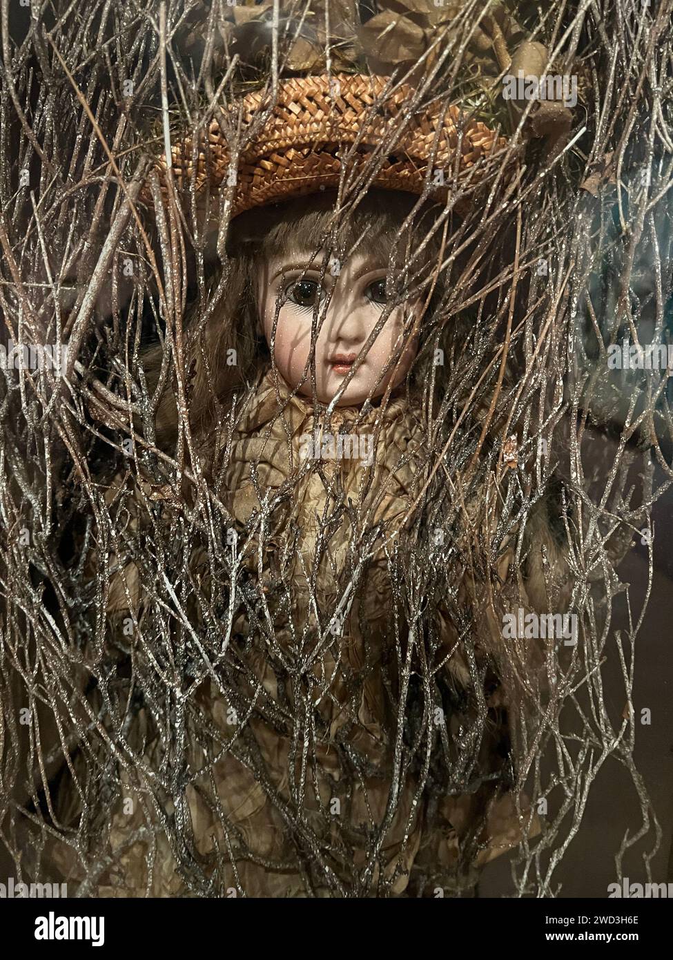 Senza titolo (Bébé Marie), primi anni '1940 di Joseph Cornell. Scatola di legno affusolata e dipinta, con fondo in cartone ondulato dipinto, contenente bambola in abito di stoffa e cappello di paglia con fiori di stoffa, fiori secchi e ramoscelli, flessi con vernice Foto Stock