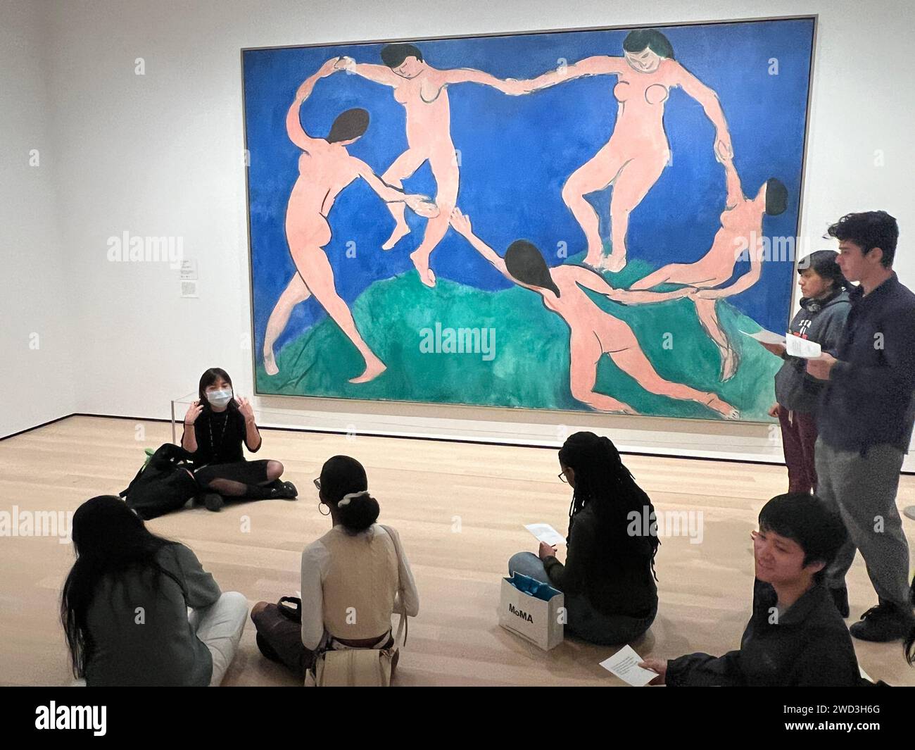 Gli studenti discutono della pittura di Matisse con un educatore del museo al Museum of Modern Art di New York City. Henri Matisse: Dance (i) Paris, Boulevard des Invalides, inizio 1909. Matisse creò Dance (i) come studio per un dipinto commissionato dall'uomo d'affari russo e mecenate artistico Sergei Shchukin. L'opera finale e il suo dipinto pendente, Music (entrambi completati nel 1910), sono conservati nella collezione del Museo dell'Ermitage di San Pietroburgo. Foto Stock