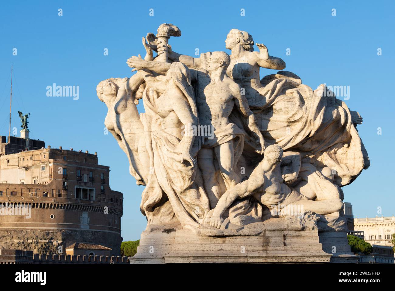 ROMA, ITALIA - 1 SETTEMBRE 2021: La scultura la fedeltà allo Statuto il marmo sul Ponte Vittorio Emanuele II di Giuseppe Romagnoli (1910 Foto Stock
