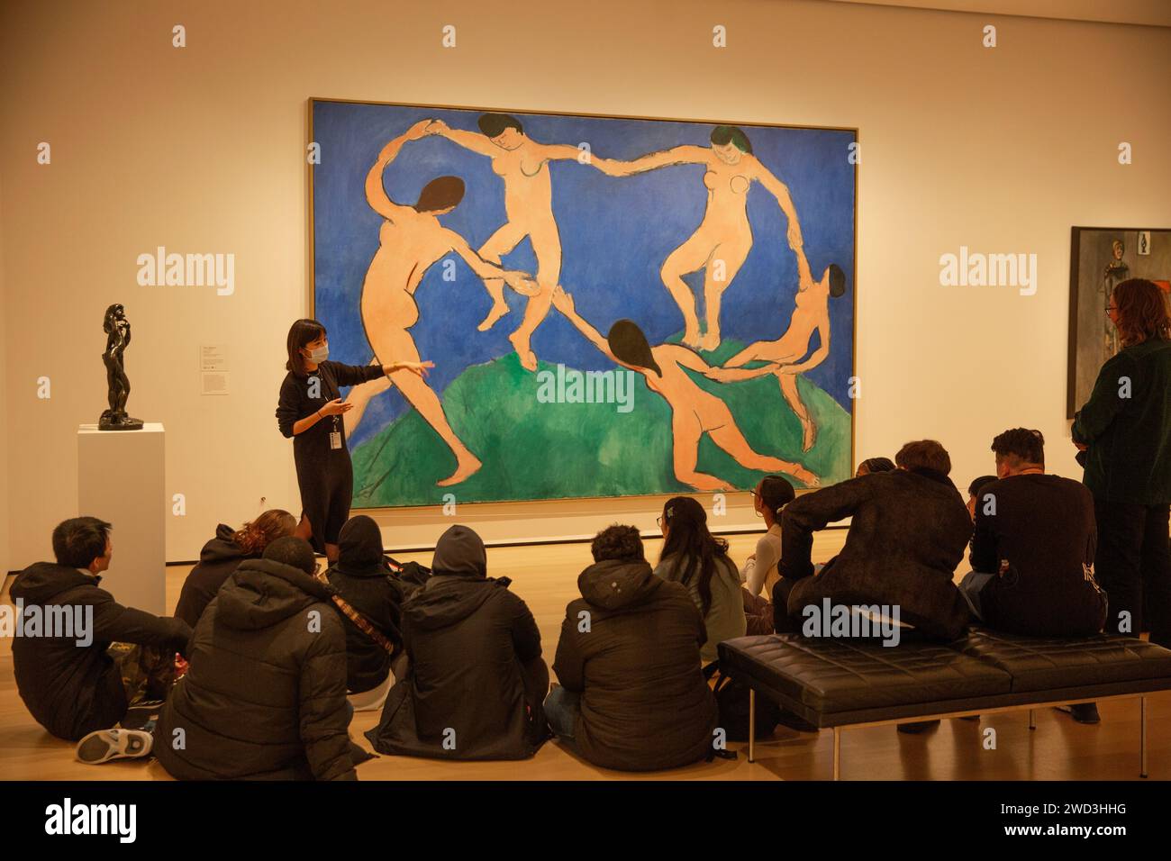 Gli studenti discutono della pittura di Matisse con un educatore del museo al Museum of Modern Art di New York City. Henri Matisse: Dance (i) Paris, Boulevard des Invalides, inizio 1909. Matisse creò Dance (i) come studio per un dipinto commissionato dall'uomo d'affari russo e mecenate artistico Sergei Shchukin. L'opera finale e il suo dipinto pendente, Music (entrambi completati nel 1910), sono conservati nella collezione del Museo dell'Ermitage di San Pietroburgo. Foto Stock