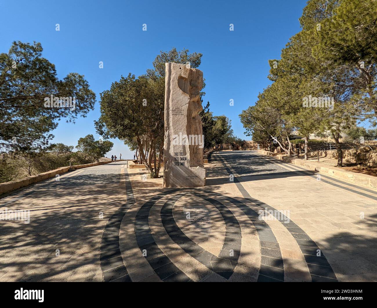 La chiesa commemorativa di Mosè e l'antico portale del monastero sul Monte Nebo, attraversa e ammira splendide viste panoramiche dal Monte Nebo, in Giordania Foto Stock