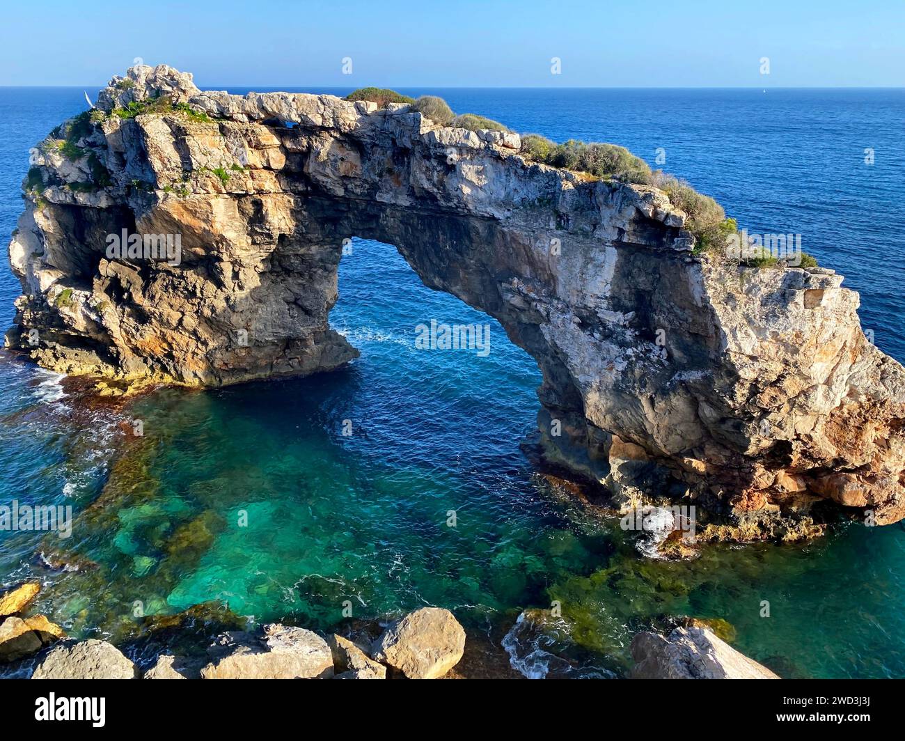 Splendida vista sull'arco di roccia naturale (13 metri di altezza) dal punto panoramico, Mirador es Pontas sull'isola di Maiorca, Santanyí, le isole Baleari, Spagna Foto Stock