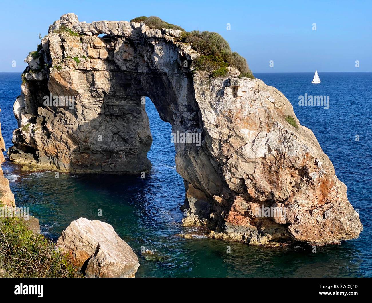 Splendida vista sull'arco di roccia naturale (13 metri di altezza) dal punto panoramico, Mirador es Pontas sull'isola di Maiorca, Santanyí, le isole Baleari, Spagna Foto Stock