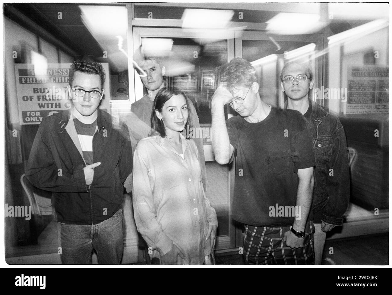 La band indie americana Velocity Girl fotografò fuori dai Newport TJs il 28 agosto 1994. Foto: Rob Watkins. INFO: Velocity Girl, una band indie pop e shoegaze americana degli anni '90, ha portato un suono melodico e onirico. Album come "Copacetic" mostravano la loro miscela di jangle-pop e noise-pop, contribuendo alle scene di musica indie e alternative della loro epoca. Foto Stock