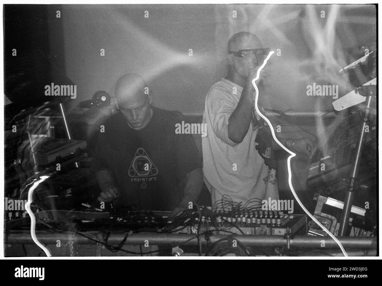ORBITAL, TOUR CLASSICO, 1993: Le leggende della musica dance Orbital sul loro ponteggio centrale con occhiali leggeri durante il Megadog Tour alla Cardiff University a Cardiff, Galles, Regno Unito, il 4 ottobre 1993. Foto: Rob Watkins. INFO: Orbital, un pionieristico duo di musica elettronica inglese formato nel 1989, ha giocato un ruolo cruciale nello sviluppo dei generi ambient e techno. I fratelli Paul e Phil Hartnoll hanno creato brani innovativi, atmosferici e ballabili che hanno lasciato un impatto duraturo sulla musica elettronica. Foto Stock