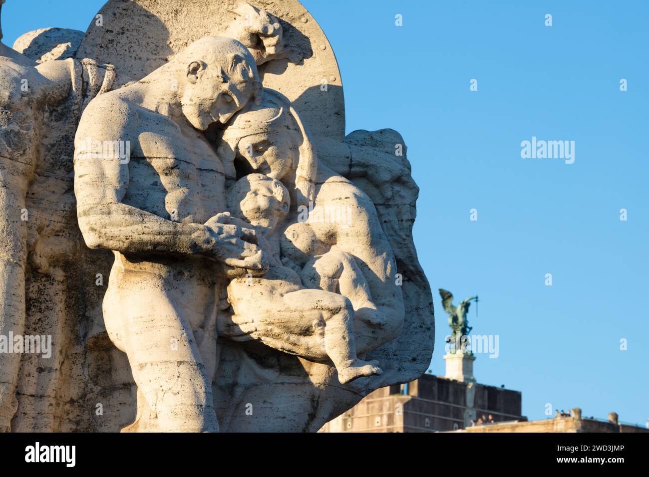 ROMA, ITALIA - 1 SETTEMBRE 2021: Il dettaglio della scultura in marmo il Valore Militare sul ponte di Ponte Vittorio Emanuele II Foto Stock