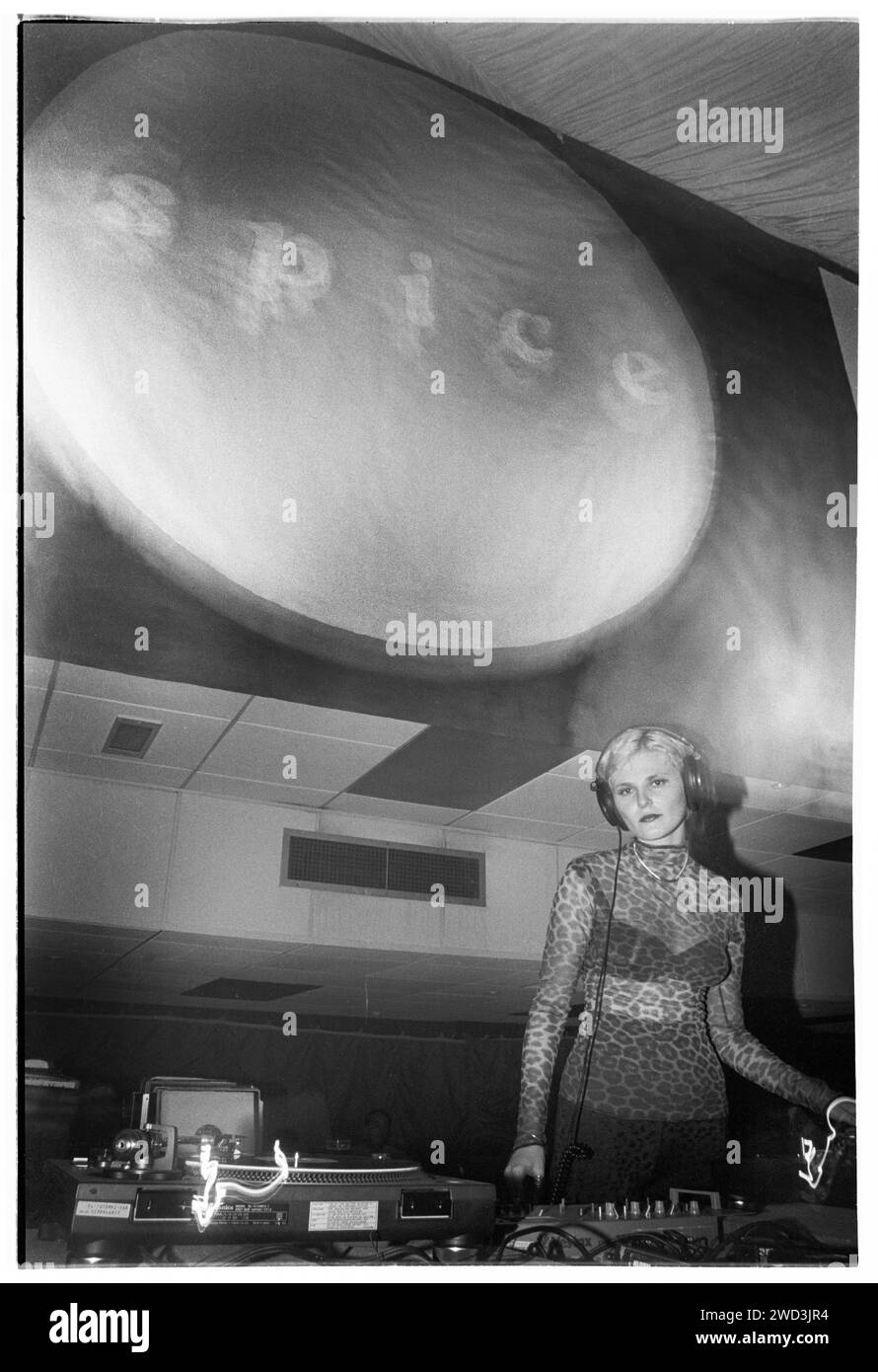 Sister Bliss of Faithless DJing at Spice alla Cardiff University Great Hall a Cardiff, Galles, il 9 dicembre 1994. Foto: Rob Watkins. INFO: Sister Bliss, nata Ayalah Bentovim, è una DJ britannica, produttrice e membro del gruppo di musica elettronica Faithless. Rinomata per il suo contributo alla danza e alla musica elettronica, è una pioniera del genere, nota per successi come "Insomnia" e "God is a DJ". Foto Stock