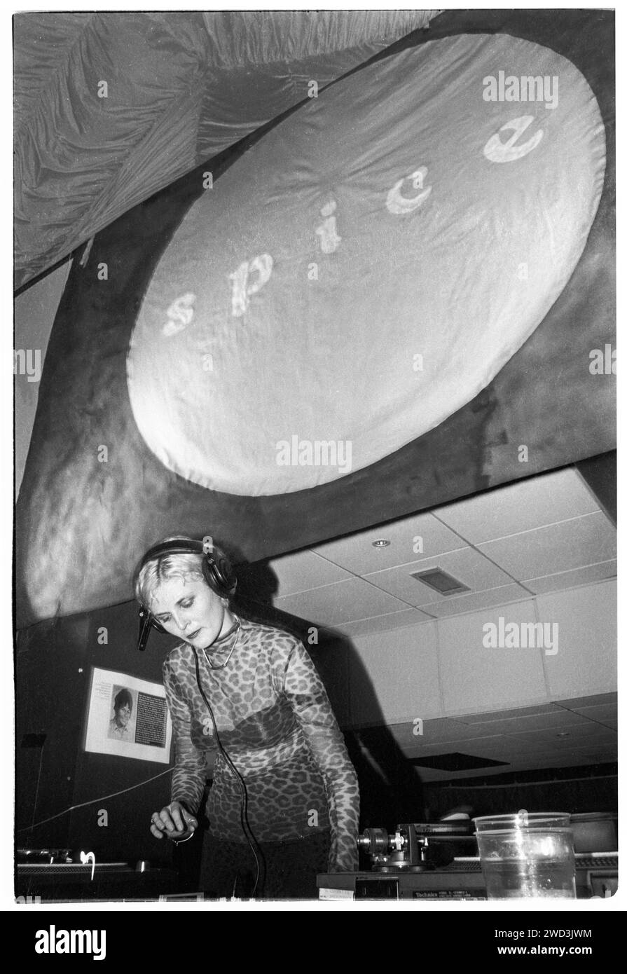 Sister Bliss of Faithless DJing at Spice alla Cardiff University Great Hall a Cardiff, Galles, il 9 dicembre 1994. Foto: Rob Watkins. INFO: Sister Bliss, nata Ayalah Bentovim, è una DJ britannica, produttrice e membro del gruppo di musica elettronica Faithless. Rinomata per il suo contributo alla danza e alla musica elettronica, è una pioniera del genere, nota per successi come "Insomnia" e "God is a DJ". Foto Stock