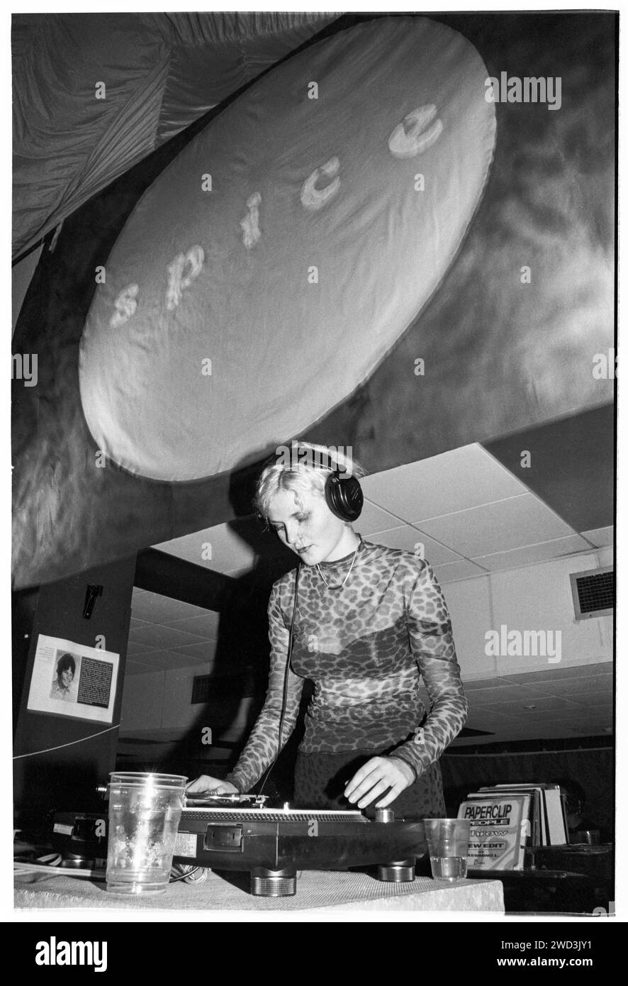Sister Bliss of Faithless DJing at Spice alla Cardiff University Great Hall a Cardiff, Galles, il 9 dicembre 1994. Foto: Rob Watkins. INFO: Sister Bliss, nata Ayalah Bentovim, è una DJ britannica, produttrice e membro del gruppo di musica elettronica Faithless. Rinomata per il suo contributo alla danza e alla musica elettronica, è una pioniera del genere, nota per successi come "Insomnia" e "God is a DJ". Foto Stock