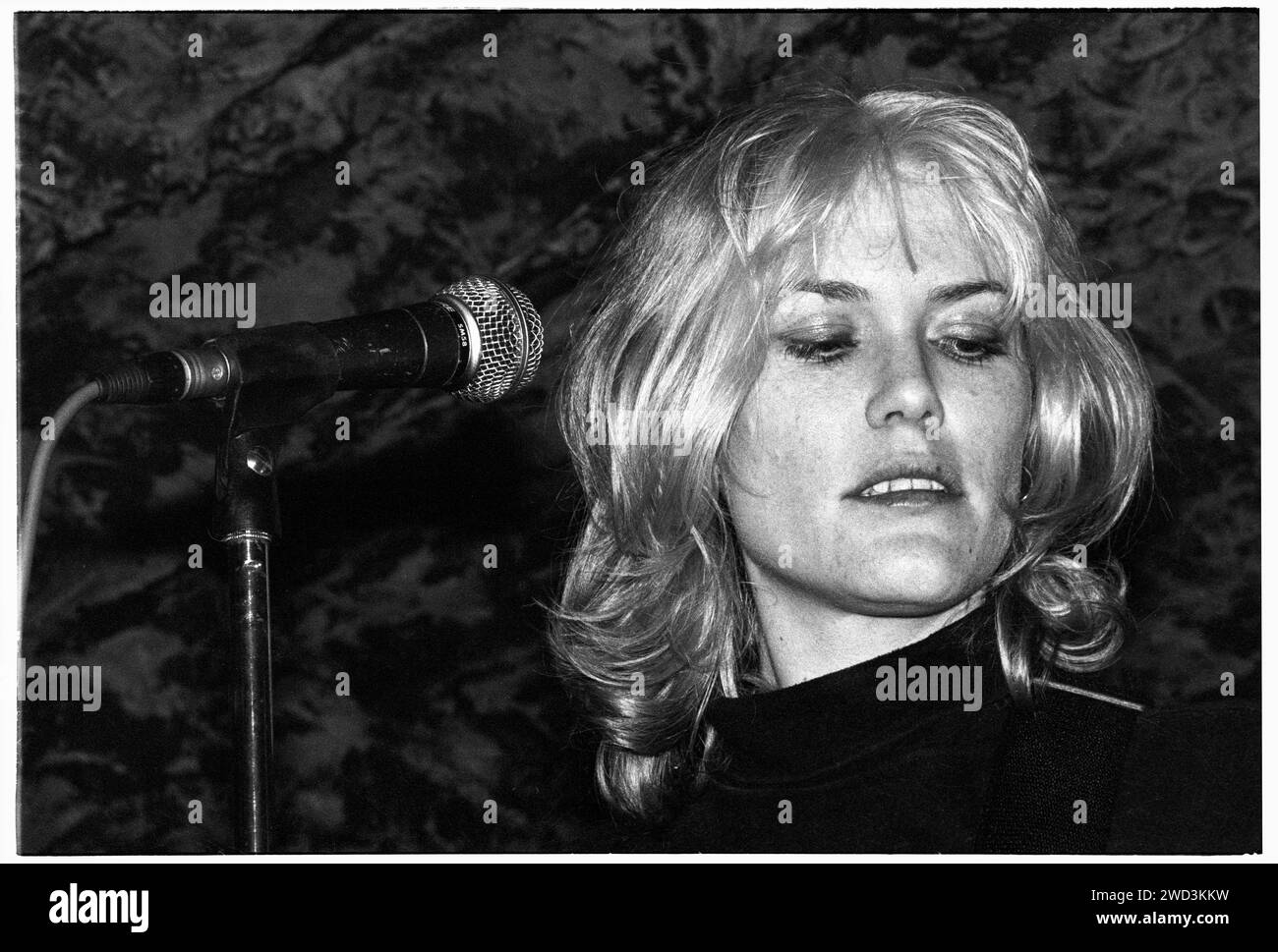 CATATONIA, CONCERT, 1994: A very Young Cerys Matthews of Catatonia che suona dal vivo al leggendario TJ's di Newport, Galles, Regno Unito il 9 aprile 1994. Foto: Rob Watkins. INFO: Catatonia, un gruppo alternative rock gallese degli anni '90, guidato da Cerys Matthews, ha guadagnato fama con successi come 'Mulder and Scully' e 'Road Rage'. Il loro suono eclettico, che unisce pop, rock e folk, solidificò il loro posto nell'era Britpop, mostrando la voce distintiva di Matthews. Foto Stock