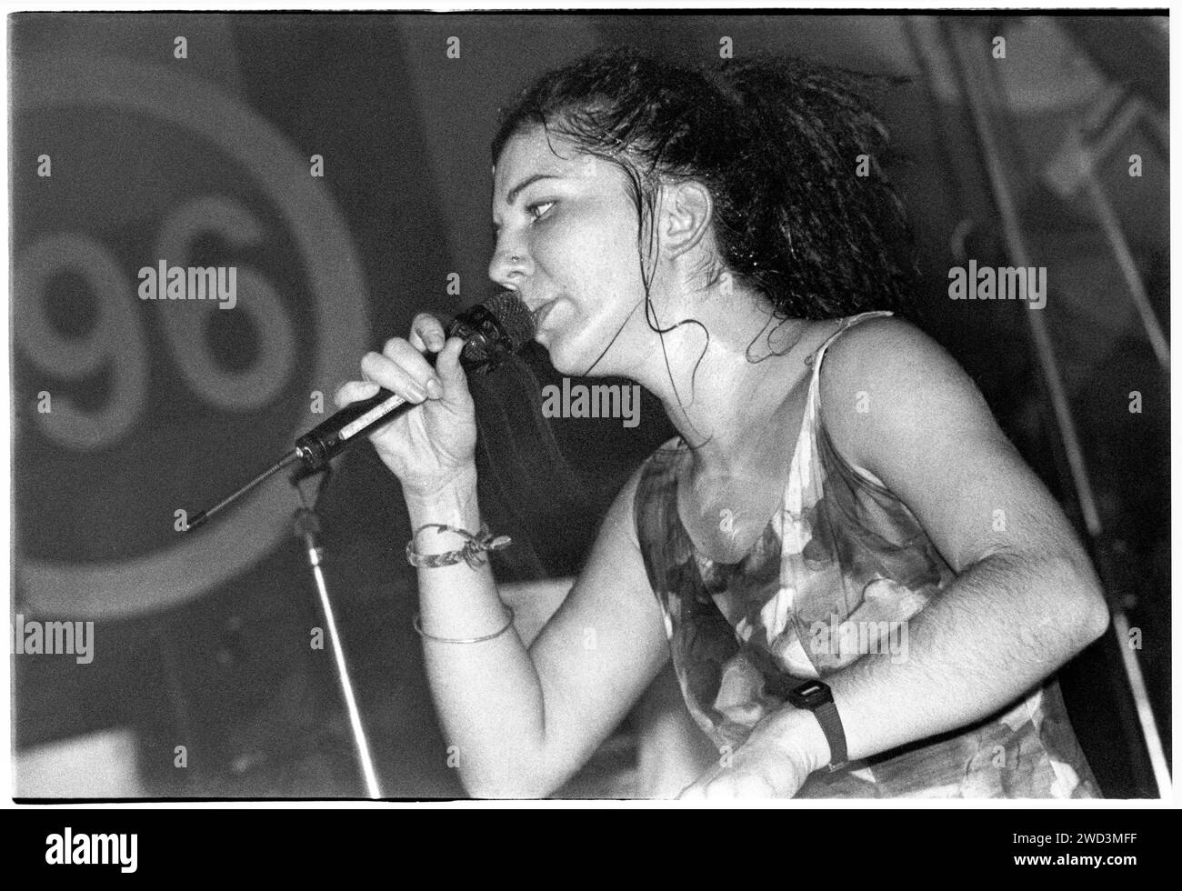 Fil Walters (alias Fil Planet) della ska rock band Back to the Planet suonando al Cardiff University Terminal di Cardiff, Galles, il 7 ottobre 1993. Foto: Rob Watkins. INFO: Back to the Planet, una band britannica formatasi nel 1989, fondeva punk, dub e ska con un forte messaggio sociale e ambientale. Il loro suono eclettico e le prestazioni energiche li hanno resi un pezzo di spicco nella scena alternativa e festival dei primi anni '90. Foto Stock