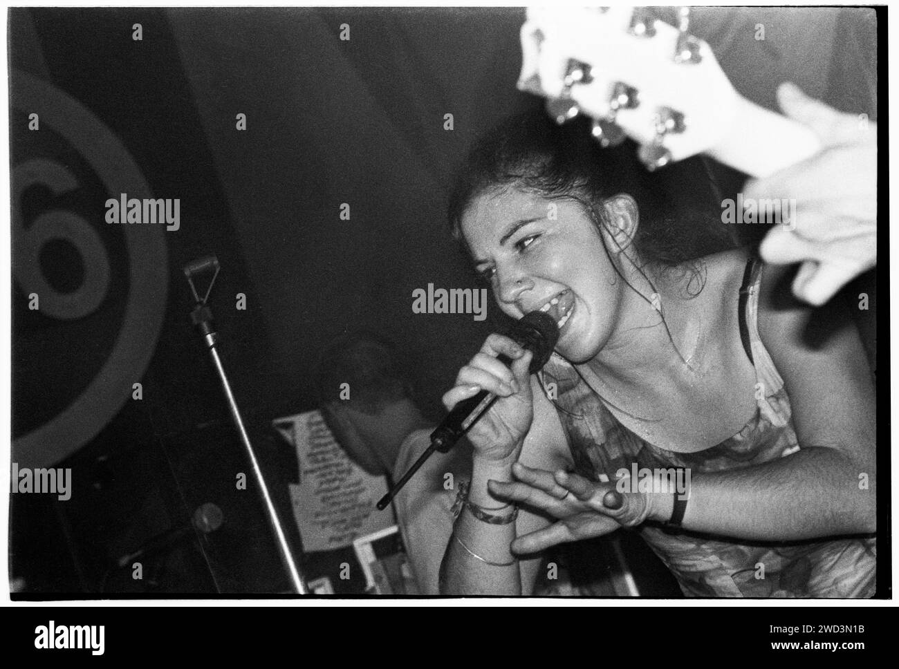 Fil Walters (alias Fil Planet) della ska rock band Back to the Planet suonando al Cardiff University Terminal di Cardiff, Galles, il 7 ottobre 1993. Foto: Rob Watkins. INFO: Back to the Planet, una band britannica formatasi nel 1989, fondeva punk, dub e ska con un forte messaggio sociale e ambientale. Il loro suono eclettico e le prestazioni energiche li hanno resi un pezzo di spicco nella scena alternativa e festival dei primi anni '90. Foto Stock